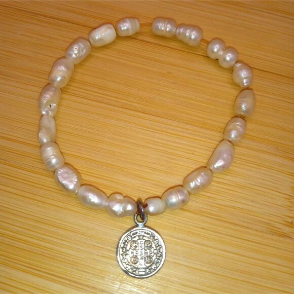 Natural Freshwater Rice Pearls Vintage Beaded Bracelet w Saint Benedict Medal - Picture 1 of 8